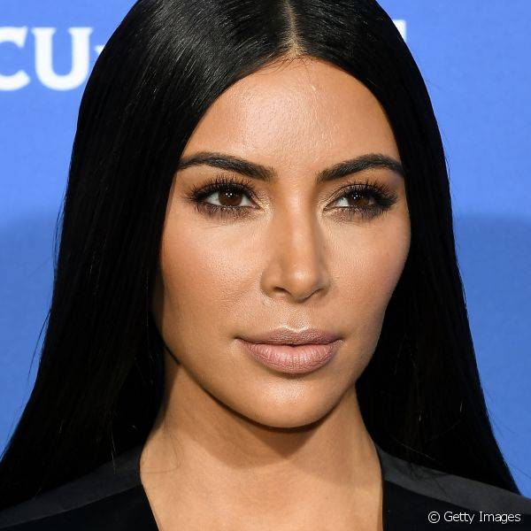 At? mesmo Kim Kardashian, rainha do contorno, j? ? adepta da tend?ncia - como mostrou durante um evento em Nova York (Foto: Getty Images)